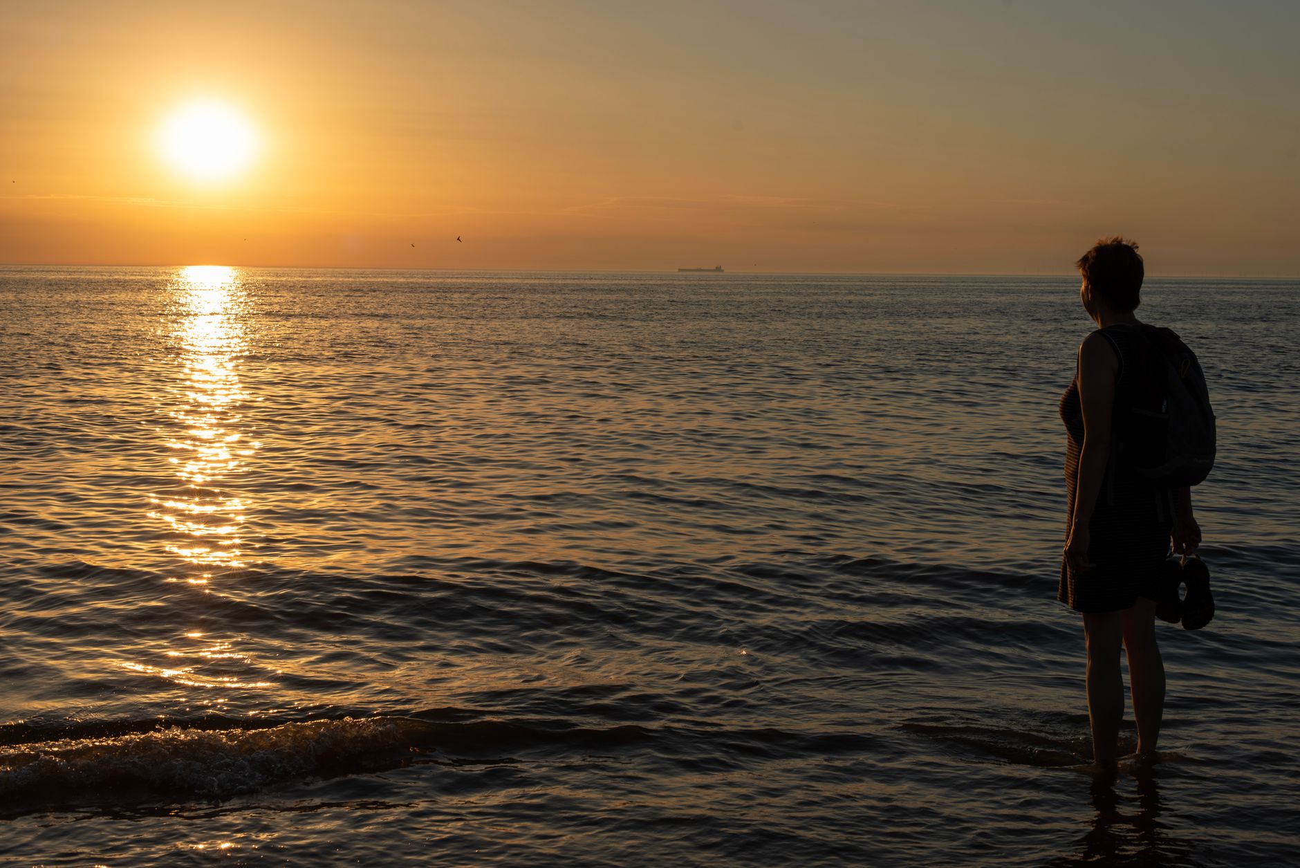 Vrouw in bikini aan het water