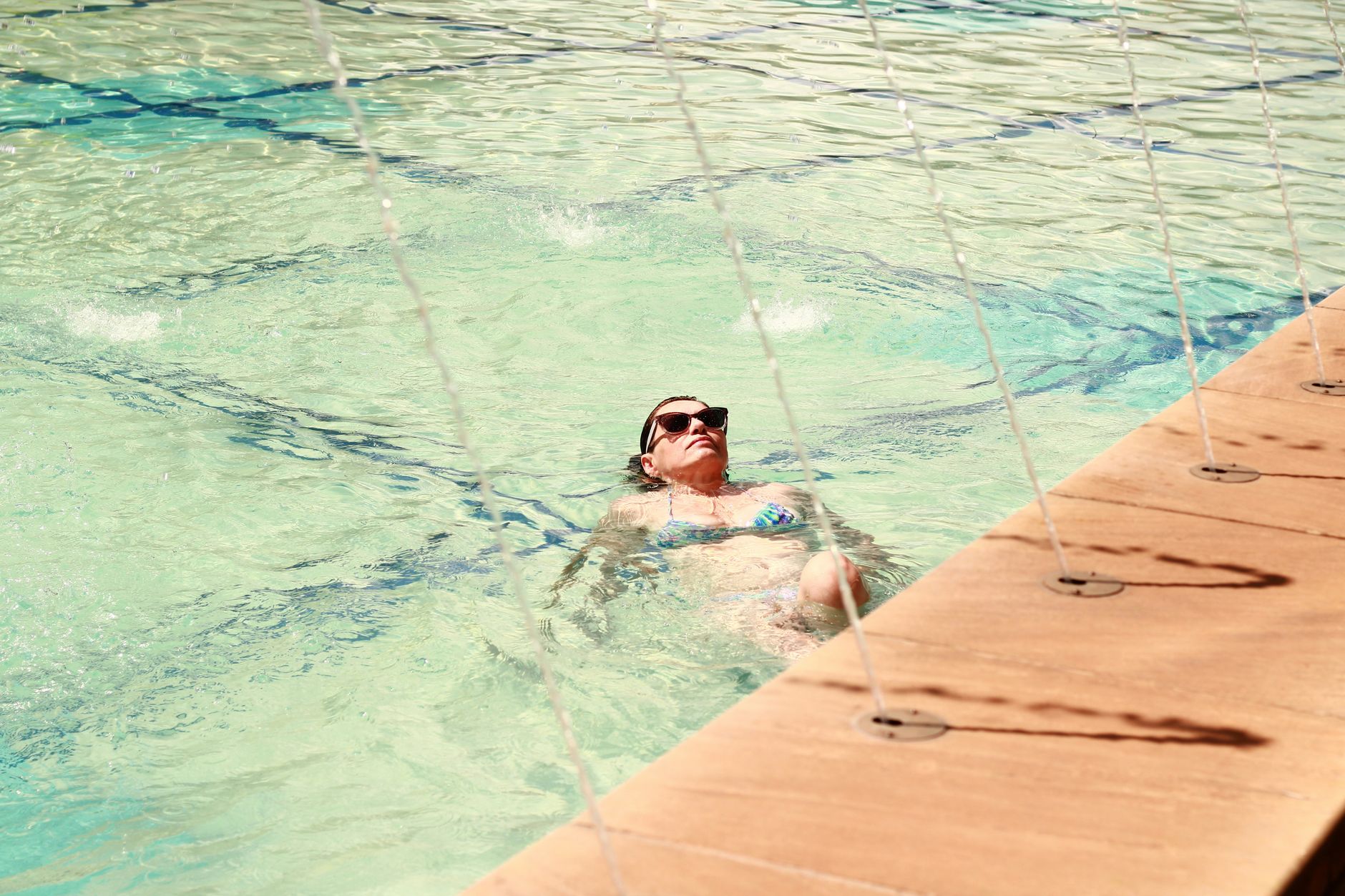 Vrouw in bikini aan het water