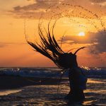 Vrouw in bikini aan het water