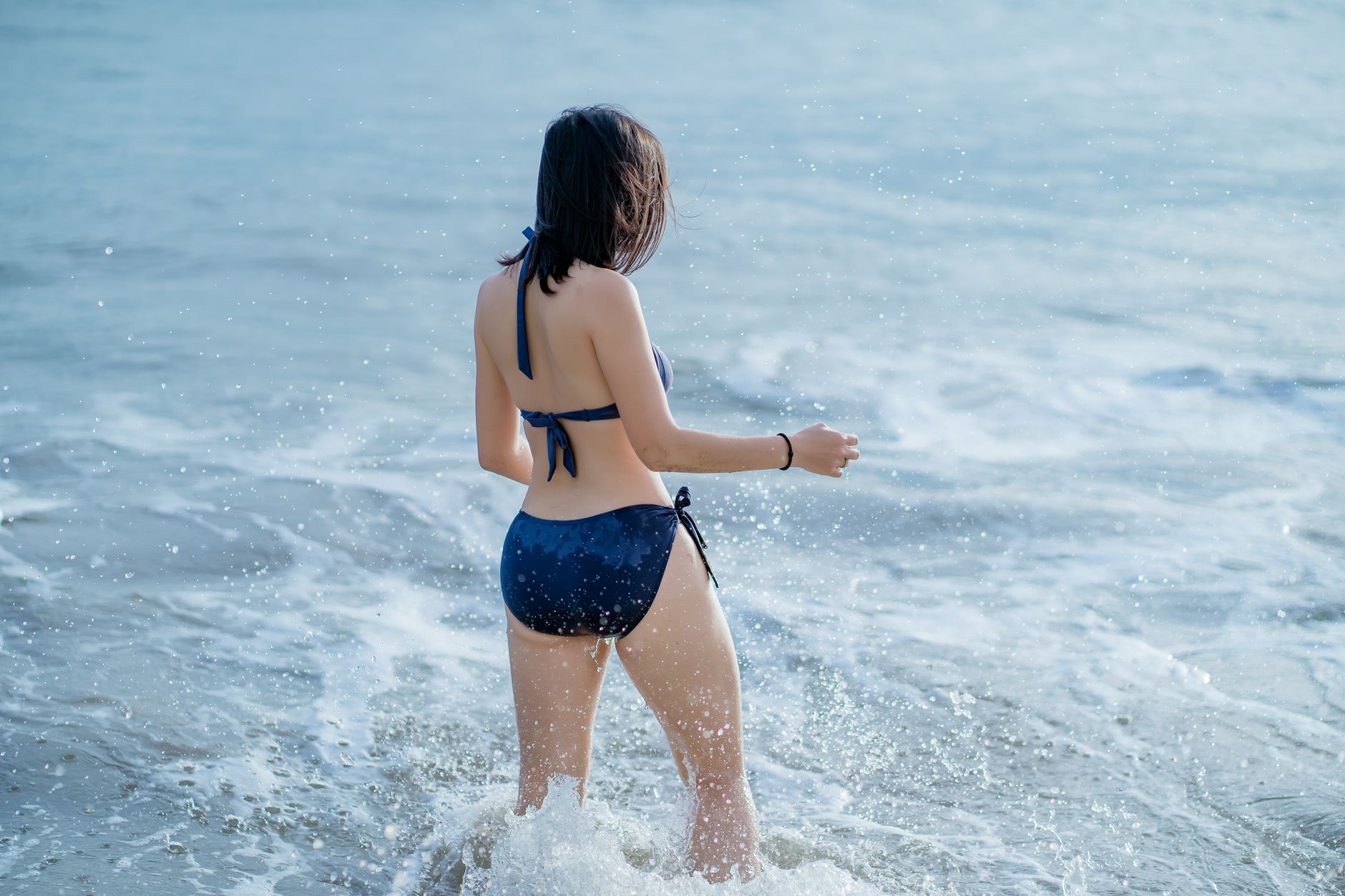Vrouw in bikini aan het water