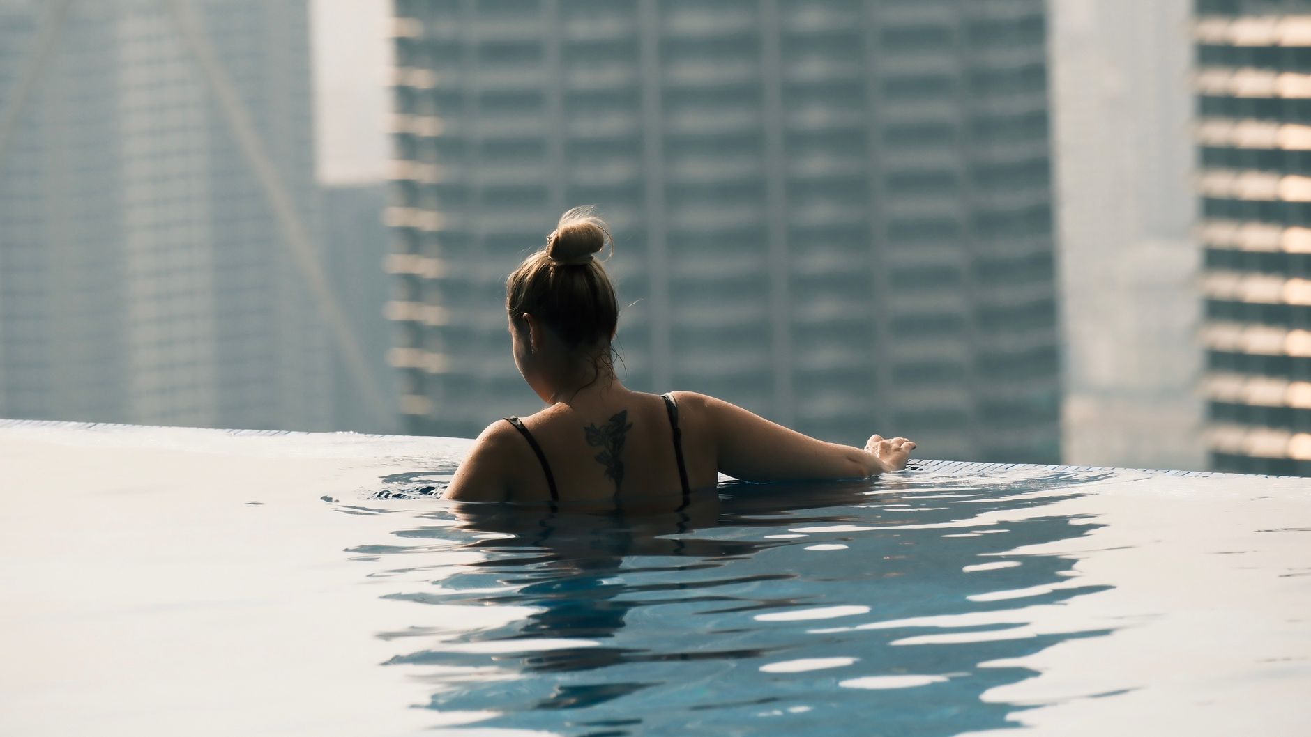 Vrouw in bikini aan het water