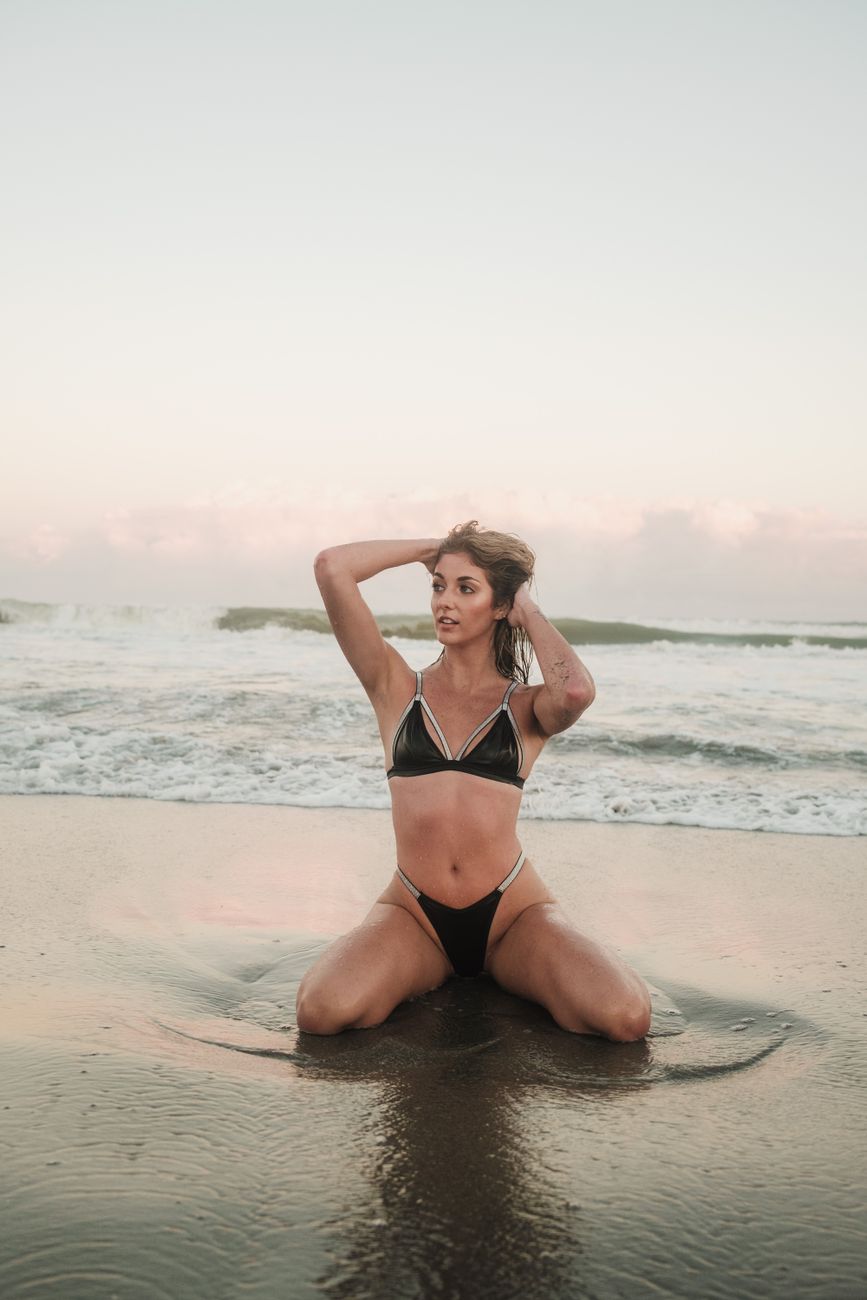 Vrouw in bikini aan het water