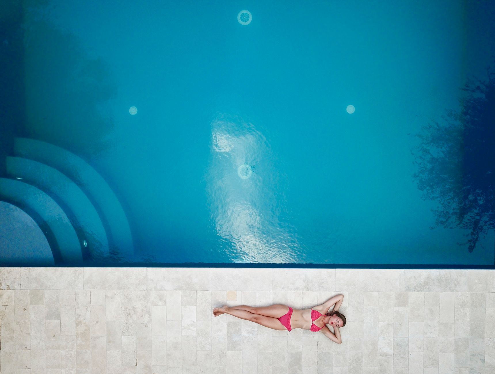 Vrouw in bikini aan het water
