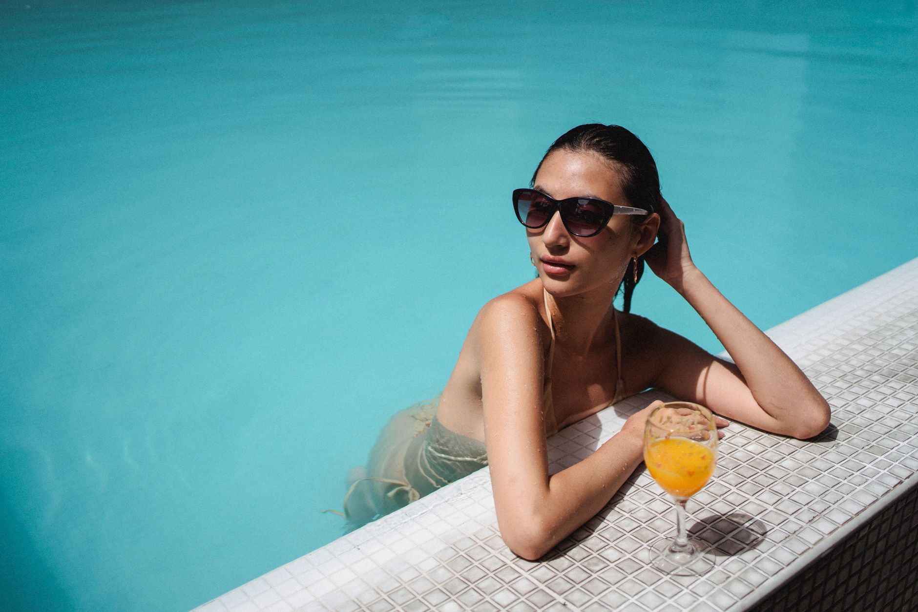Vrouw in bikini aan het water