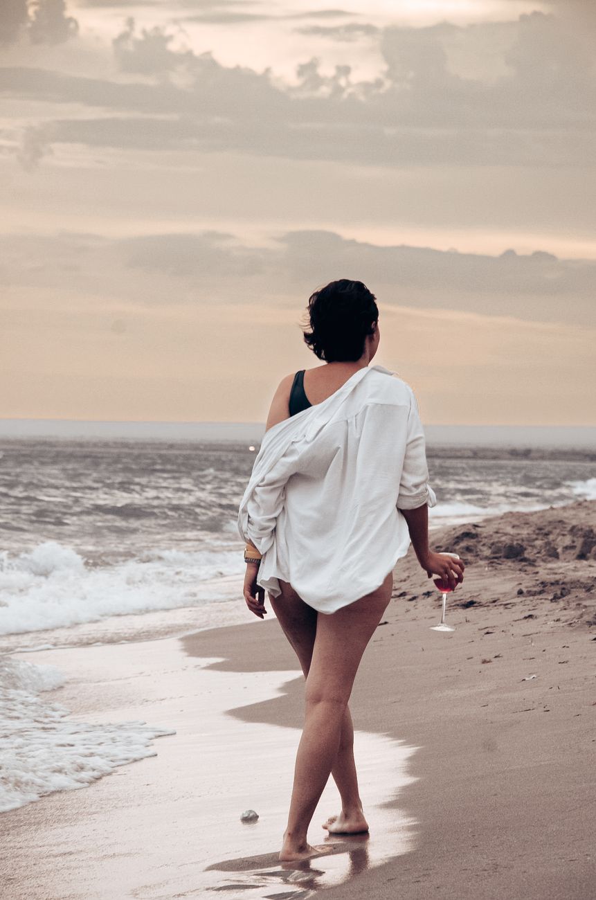 Vrouw in bikini aan het water