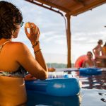 Vrouw in bikini aan het water
