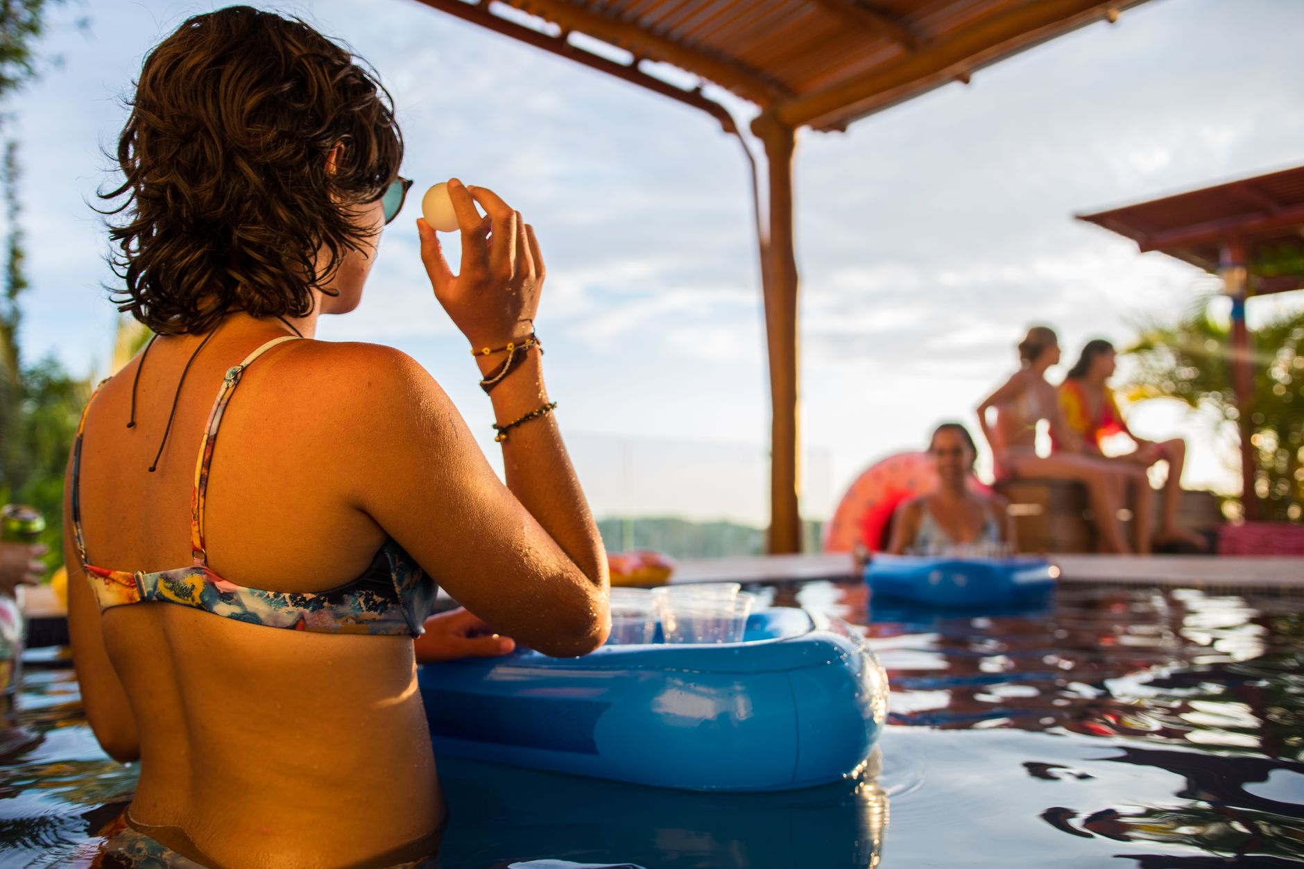 Vrouw in bikini aan het water
